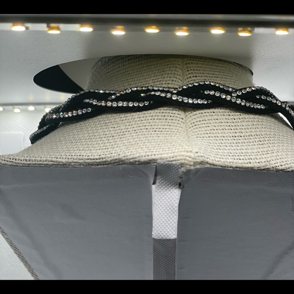 Leather bracelet or choker with heart charm and rhinestones. - Picture 5 of 10